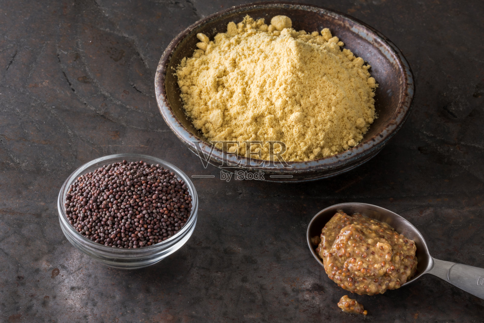 采购产品黄色芥末粉，石头磨芥末，和棕色芥末种子照片摄影图片