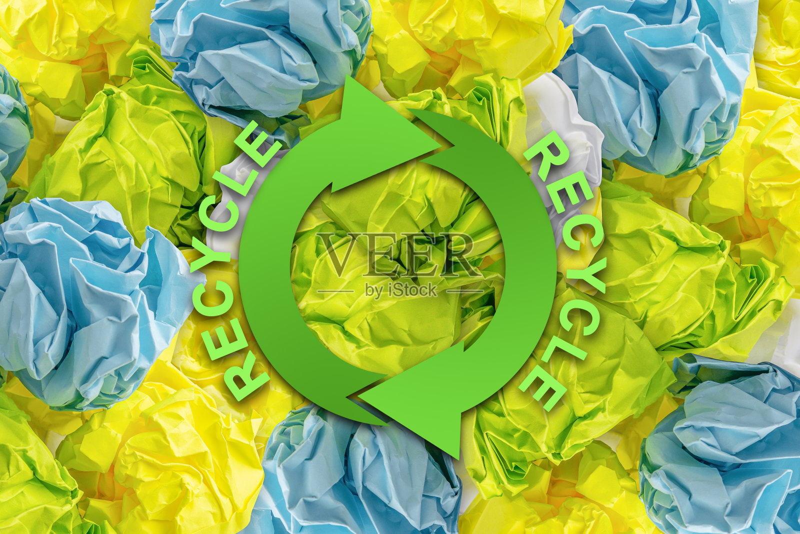 纹理皱巴巴的彩纸。特写镜头。纸揉成了一团。回收标志。回收，生态，商业。照片摄影图片