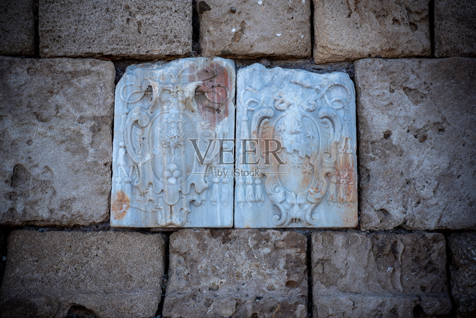 罗马附近奇维塔韦基亚港城墙的古代装饰照片摄影图片