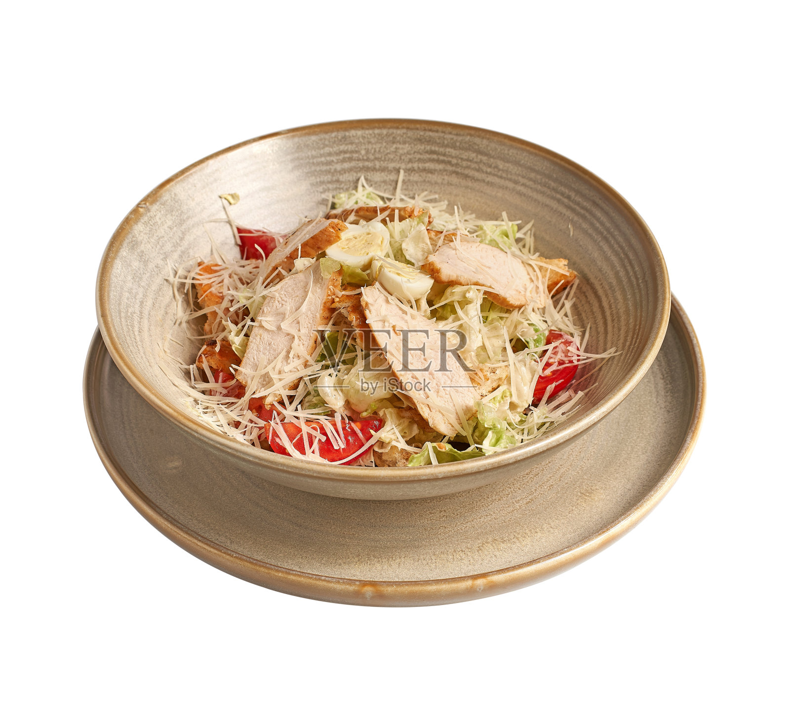 凯撒沙拉配鸡柳和帕尔马干酪，白色背景。照片摄影图片