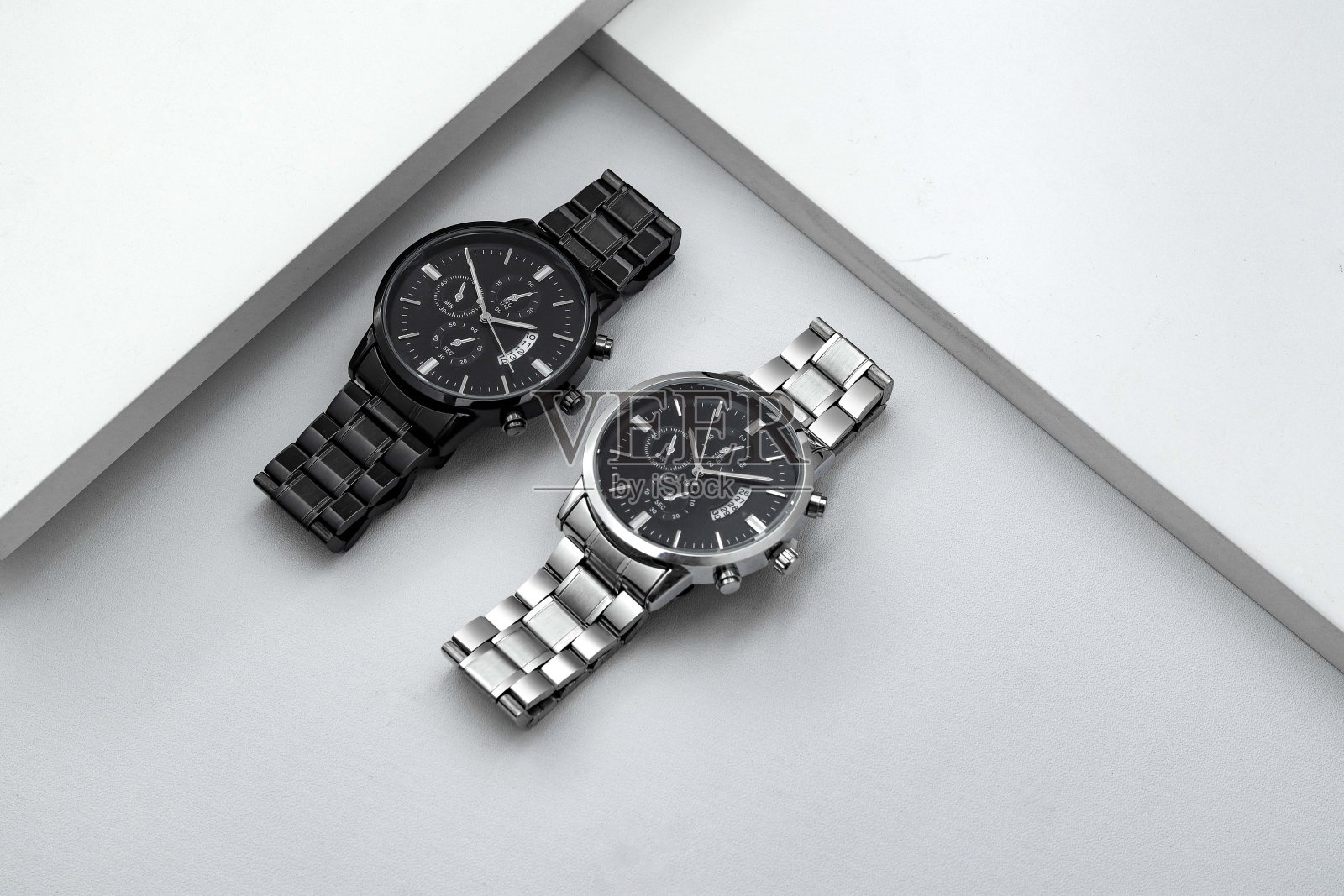 豪华的黑色和银色手表在白色的表。单色的概念。互补色概念照片摄影图片