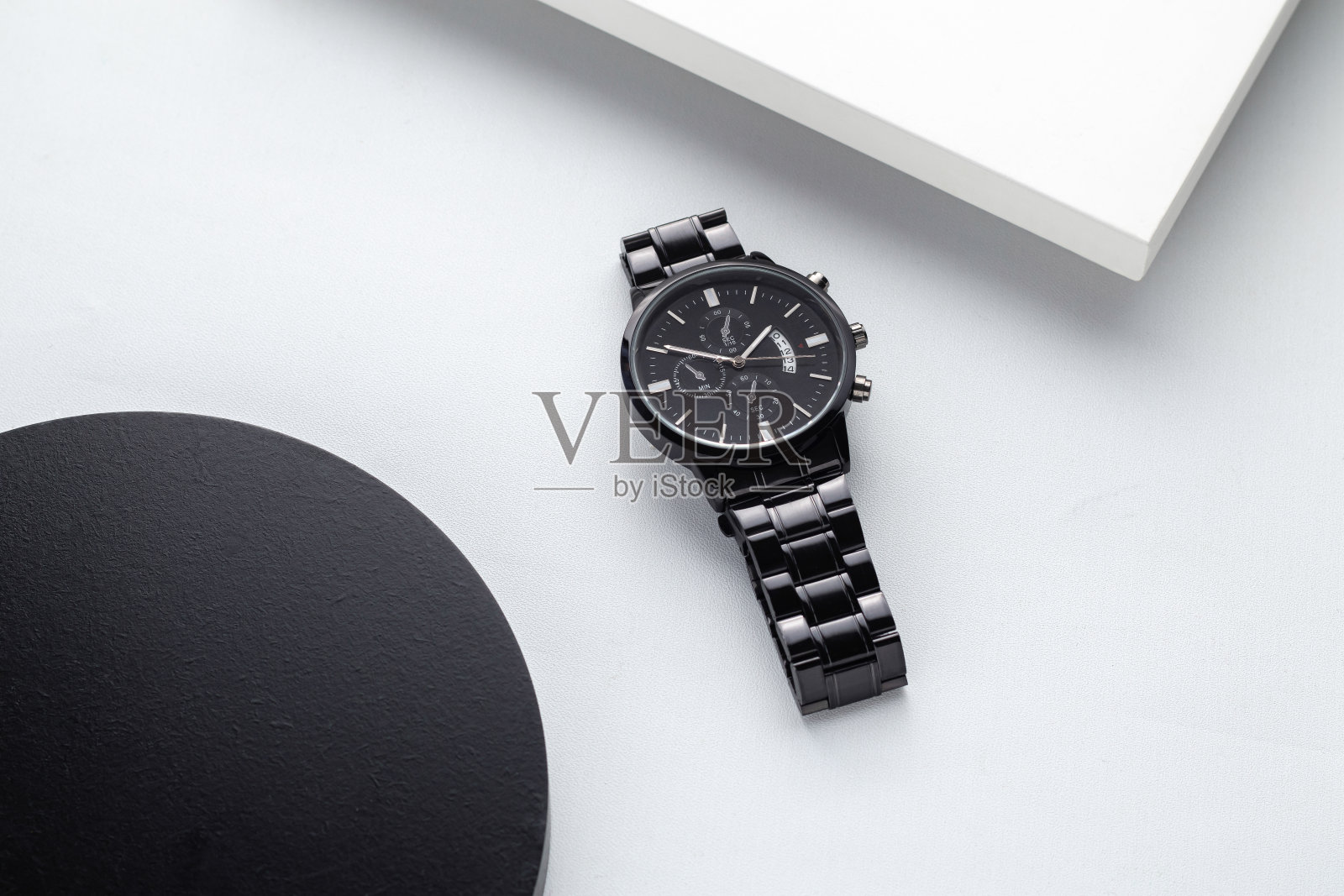 豪华的黑色和银色手表在白色的表。单色的概念。互补色概念照片摄影图片