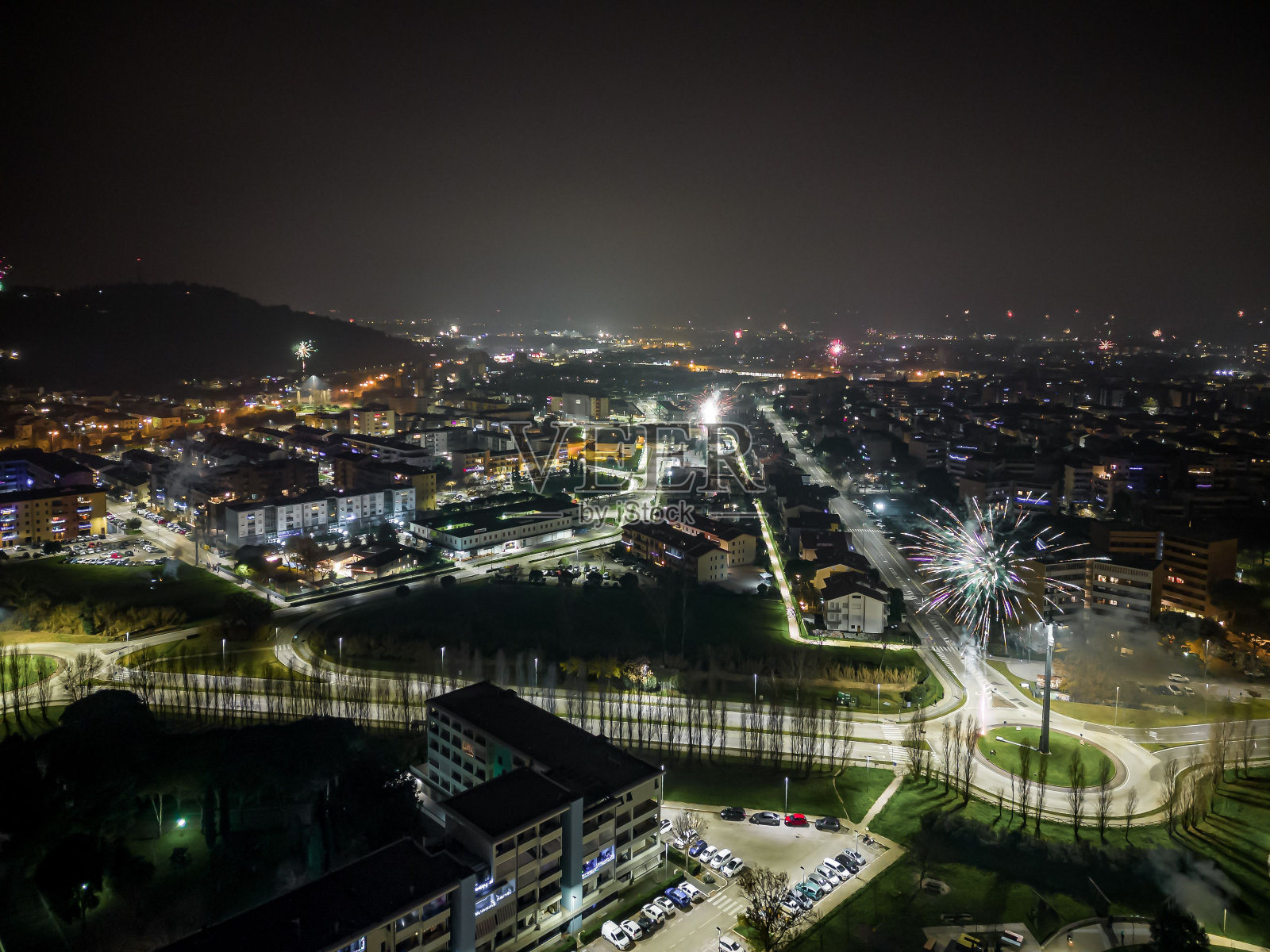 一个大城市的航拍夜景，前景是交通灯照片摄影图片