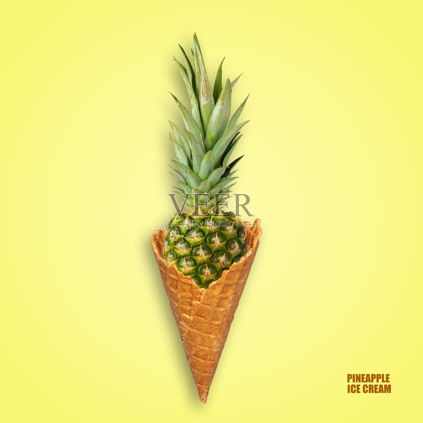 菠萝冰淇淋蛋筒，亮绿色背景。天然菠萝冰淇淋的概念。食物。沙漠。照片摄影图片