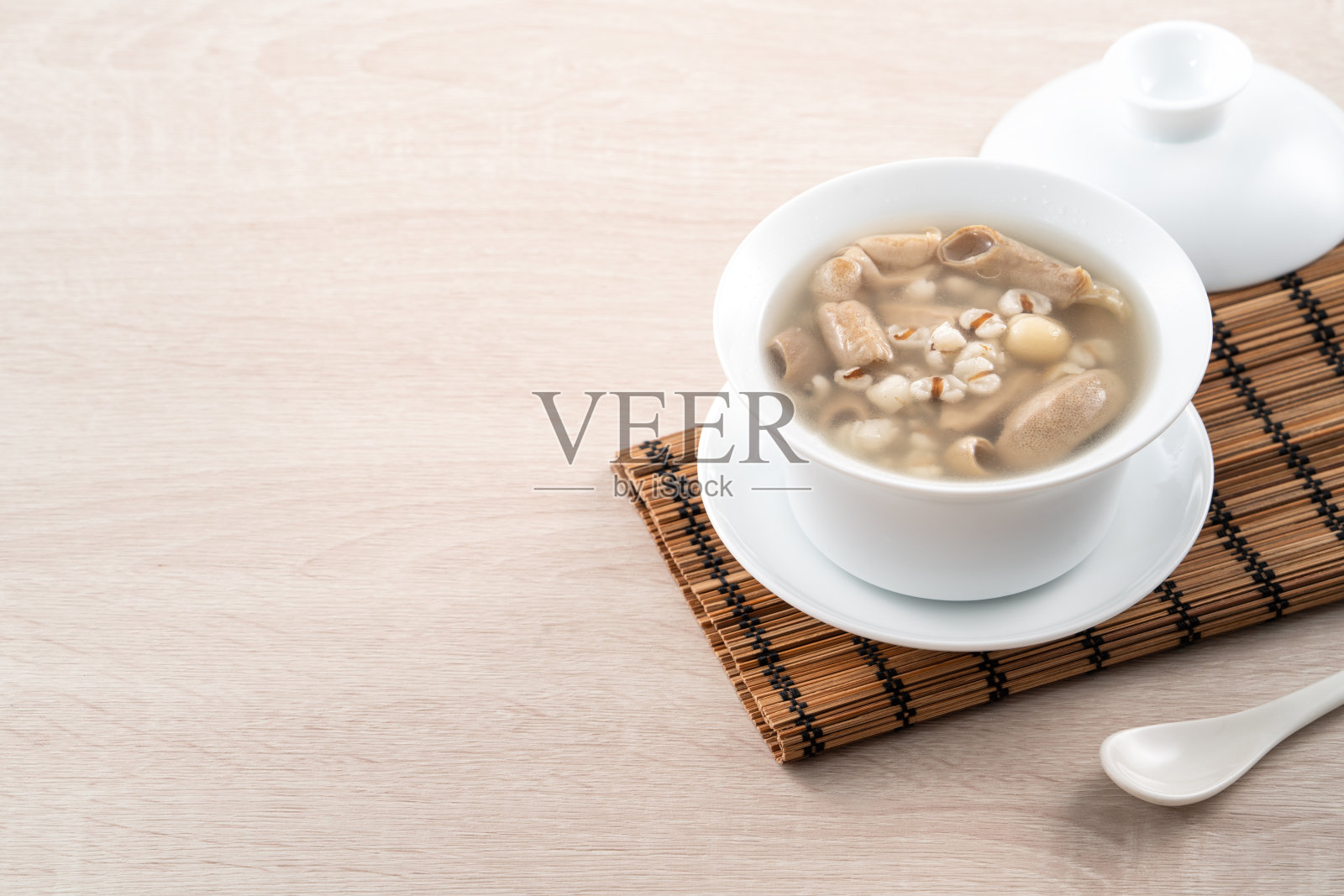 四补汤。美味的传统中草药风味食品。照片摄影图片