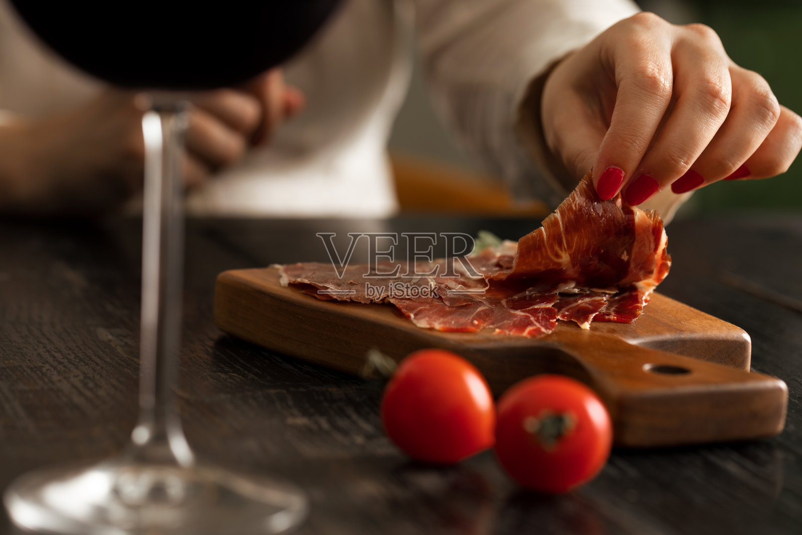 吃伊比利亚火腿照片摄影图片