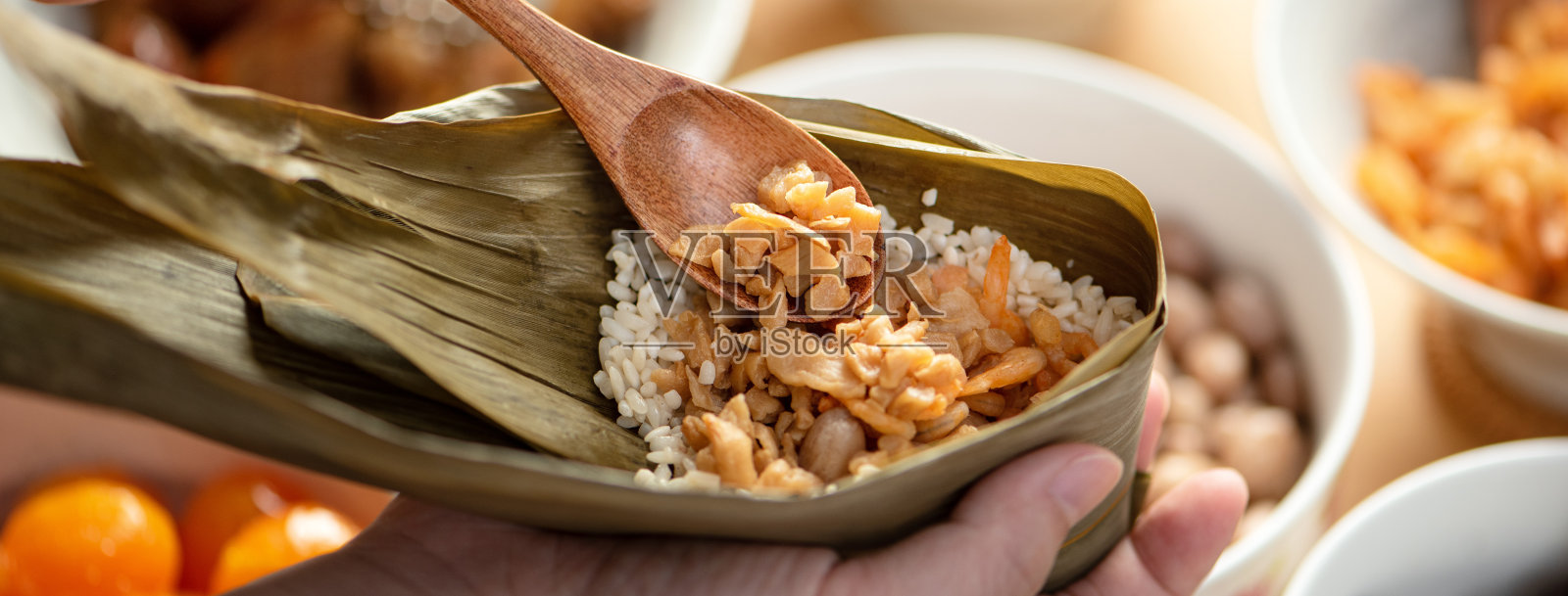 制作粽子——准备和包粽子。照片摄影图片