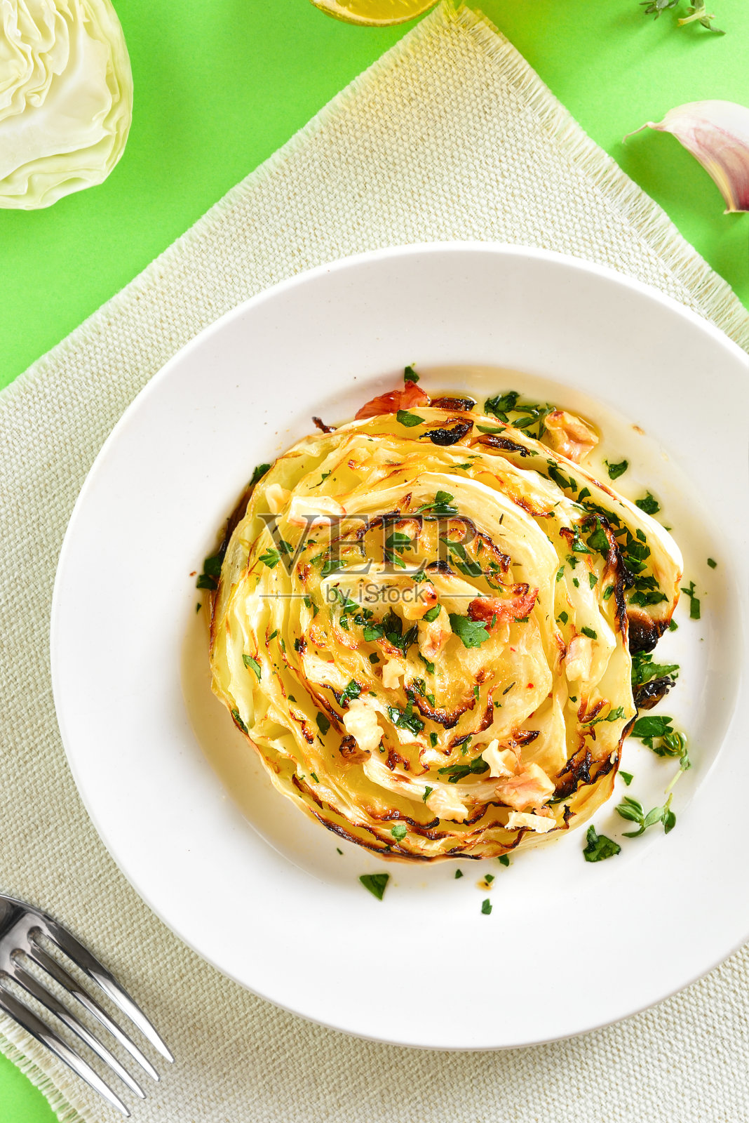 烤卷心菜牛排照片摄影图片