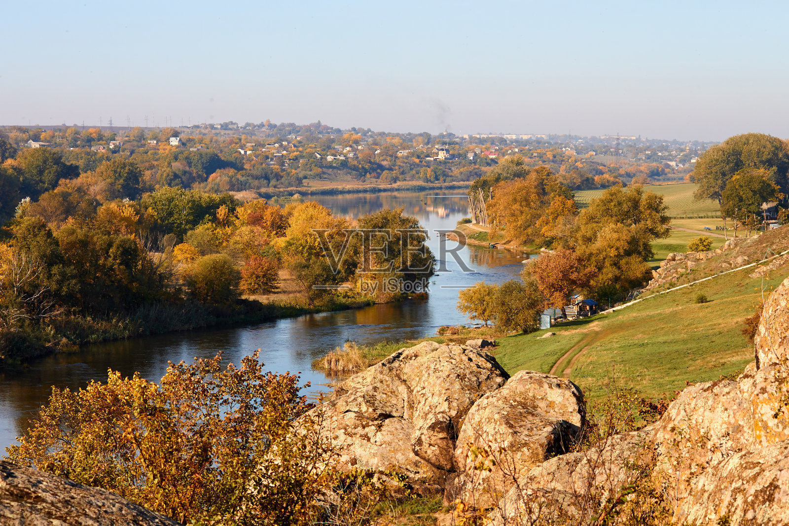 初秋，河岸上的村庄景色。秋天的乡村风景照片摄影图片