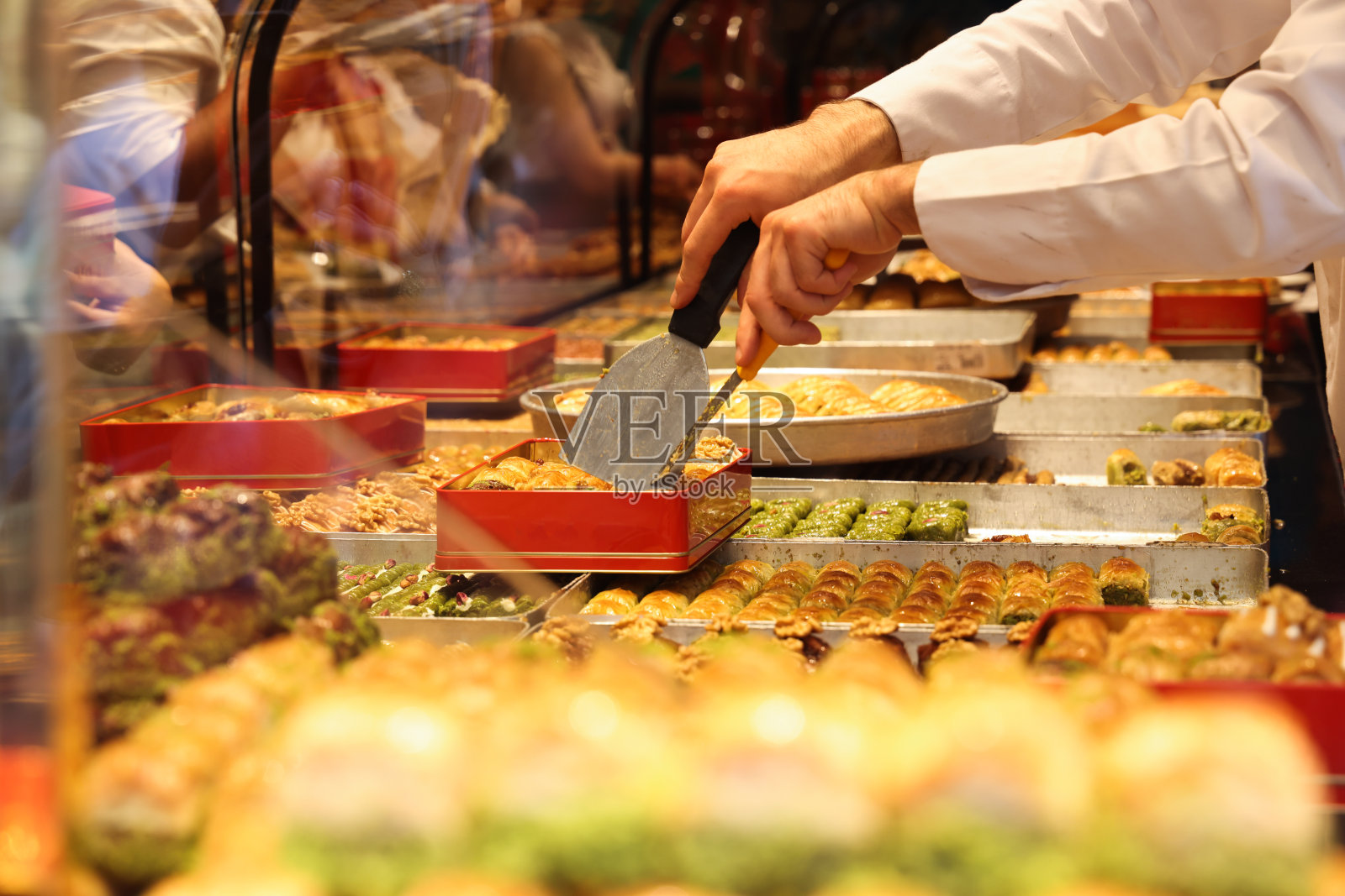 伊斯坦布尔卖果仁蜜饼的小贩照片摄影图片