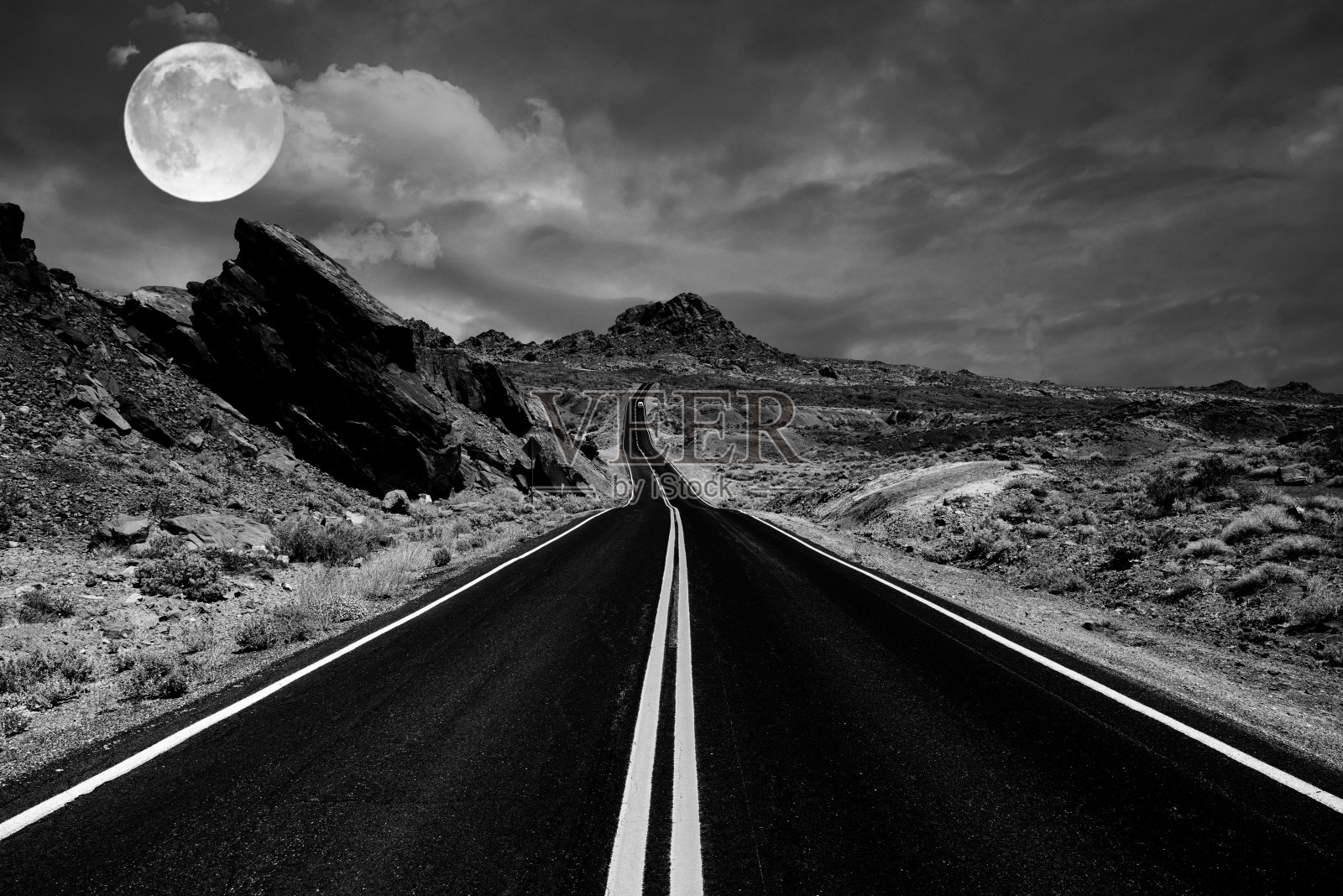 在火谷行驶。照片摄影图片