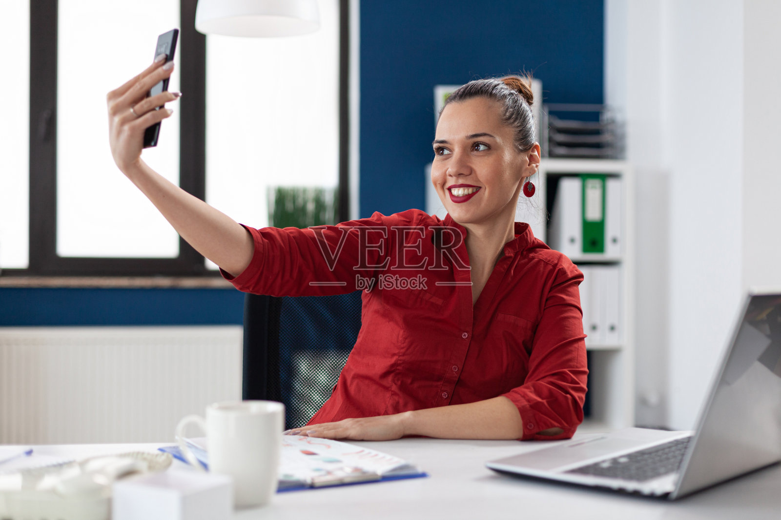 成功的女商人在工作中自拍照片摄影图片