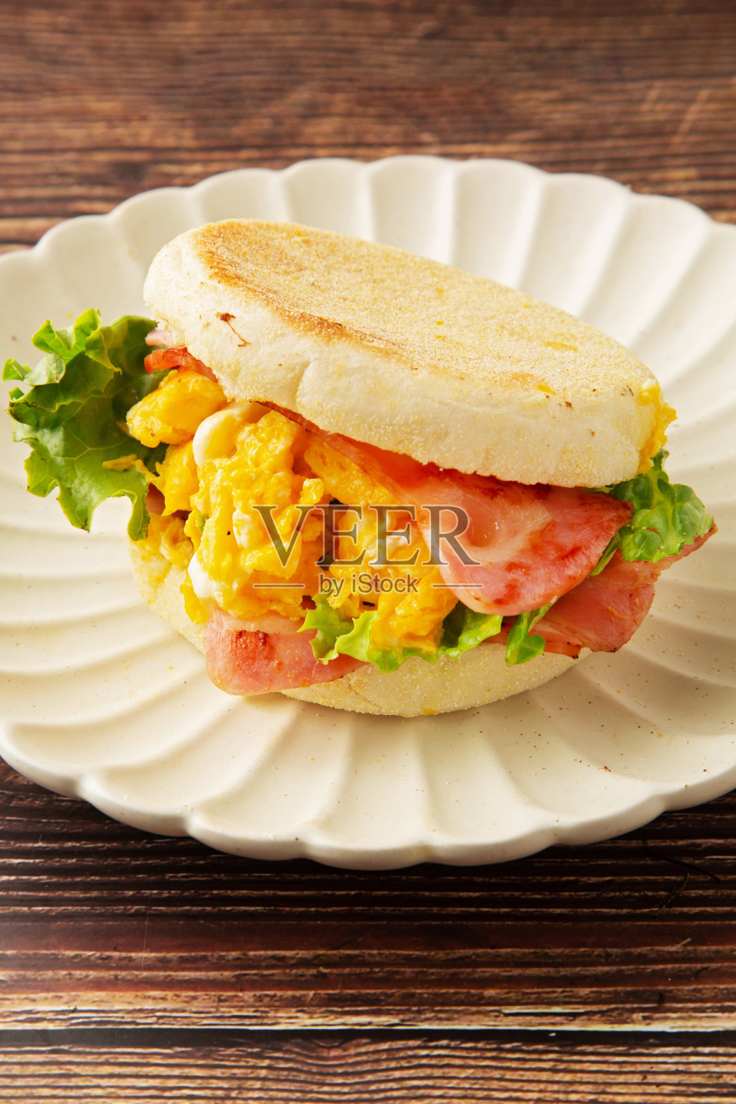 英式松饼配炒蛋和培根照片摄影图片