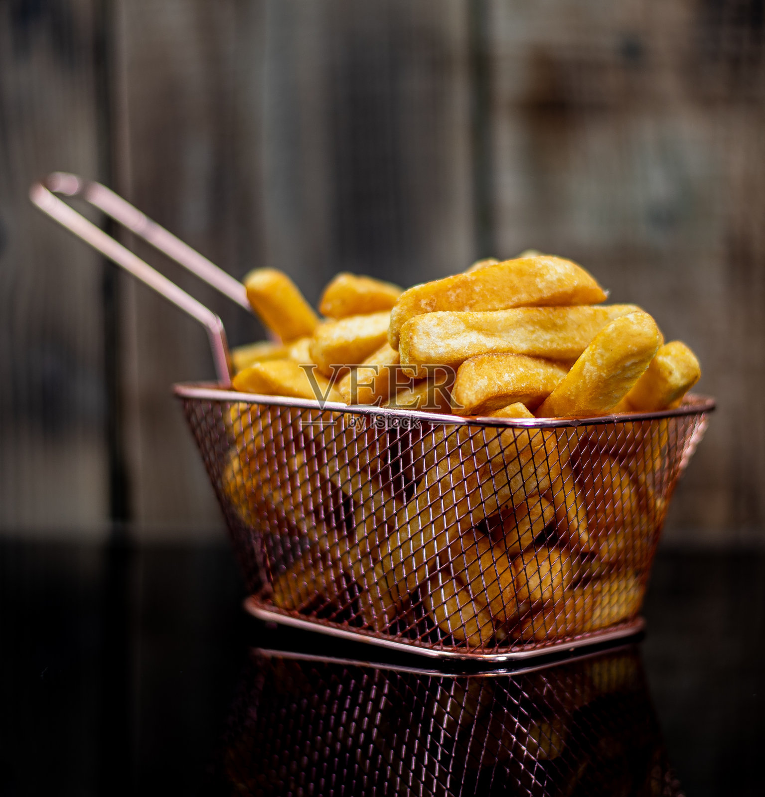 金属篮子里的薯条照片摄影图片