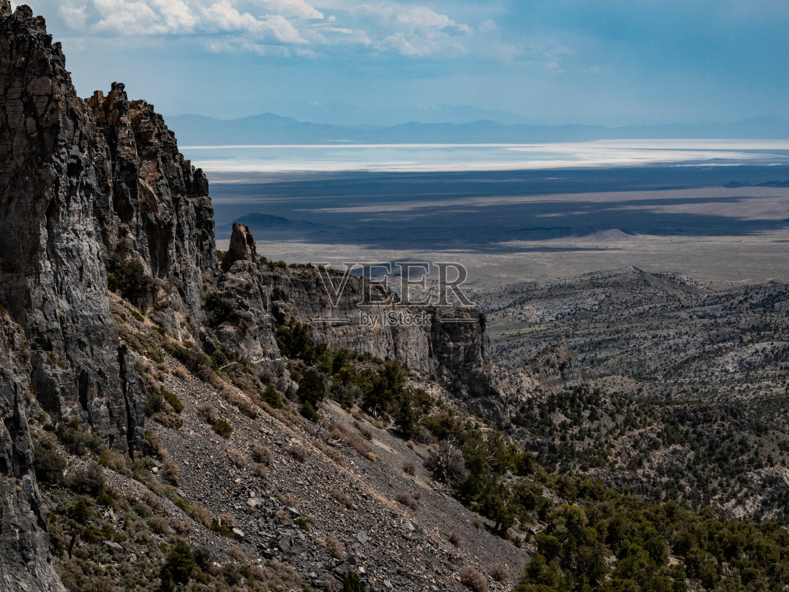 远处是沙漠山谷和断断续续的塞维尔湖。犹他州西部的大盆地沙漠。照片摄影图片