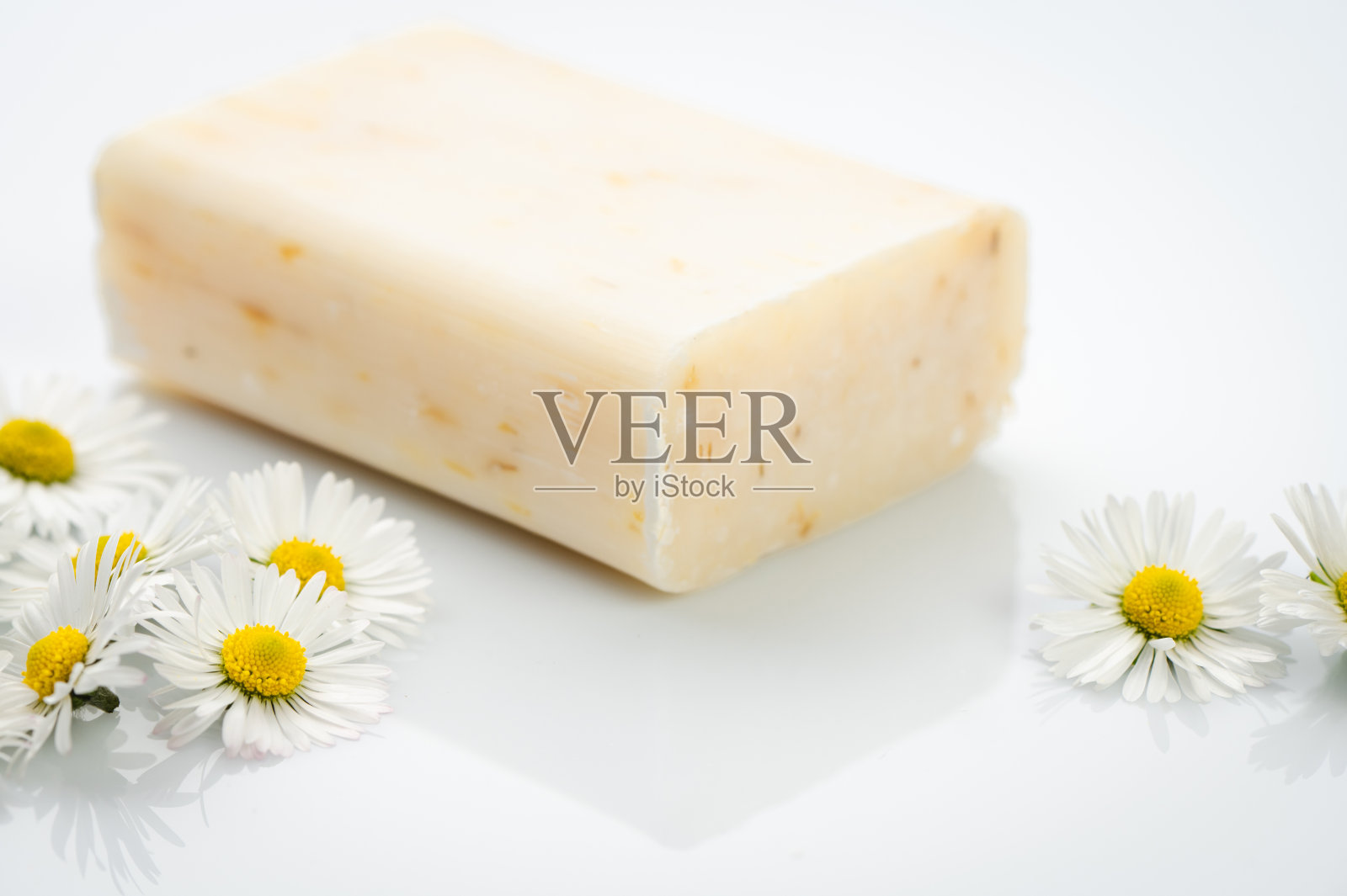 天然化妆品概念。一叠手工肥皂和甘菊花。照片摄影图片