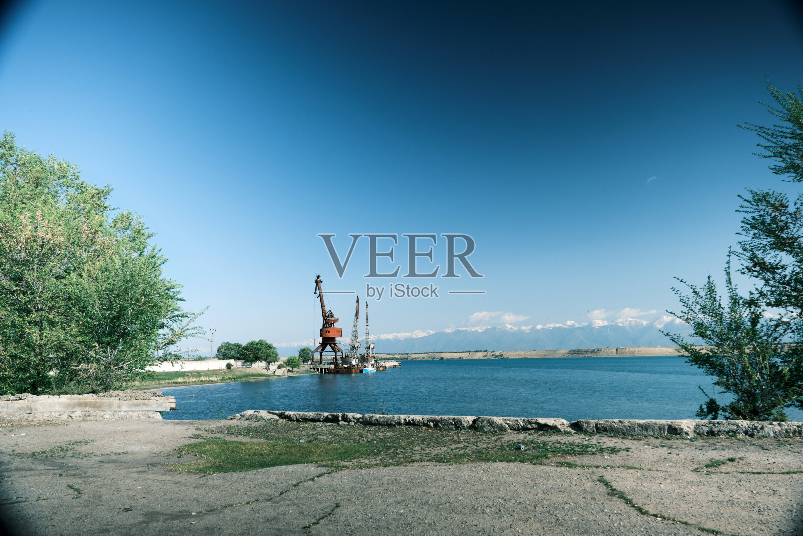 在泻湖与山脊的背景上的码头的看法照片摄影图片