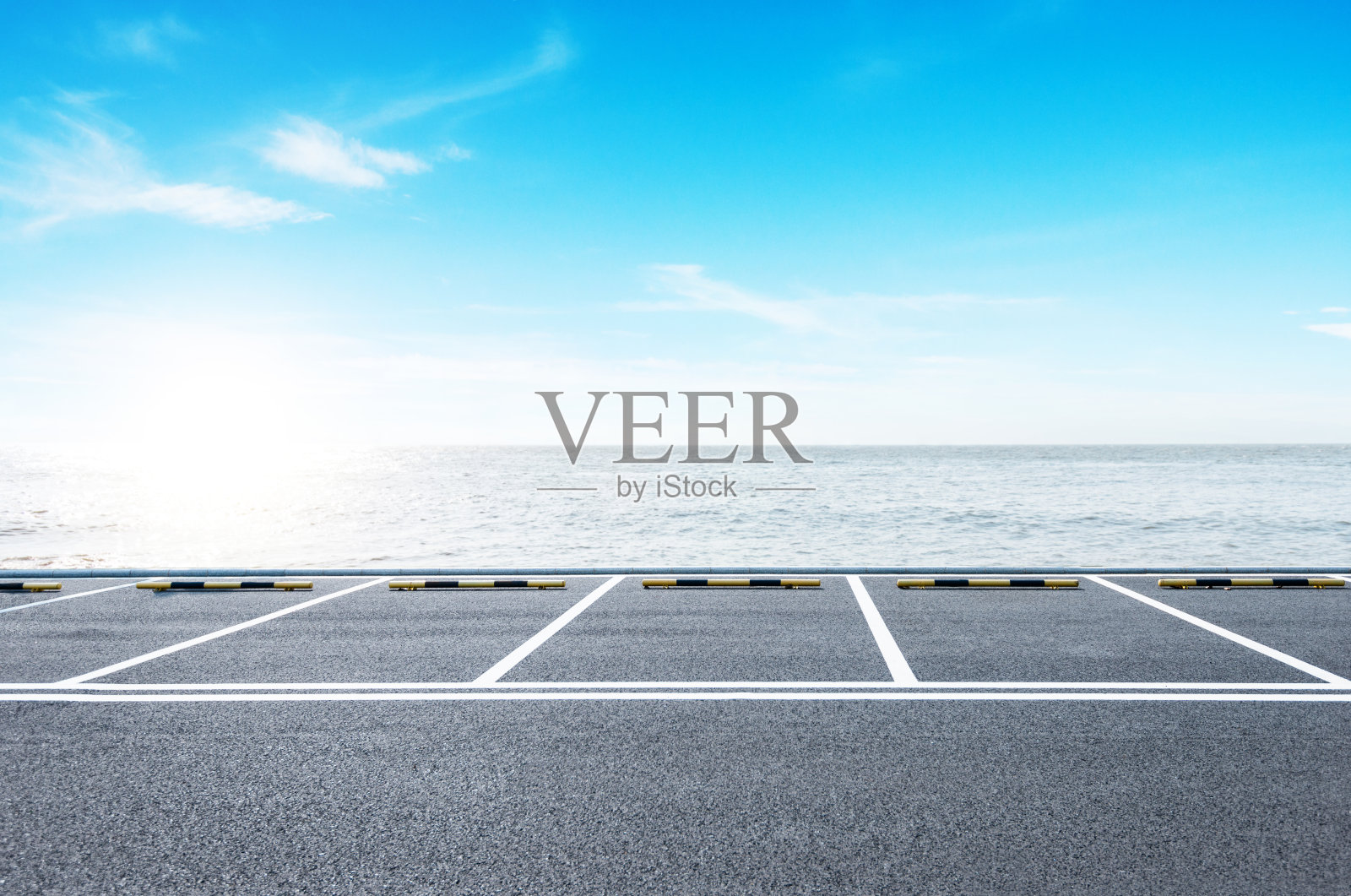 海边空荡荡的停车场照片摄影图片