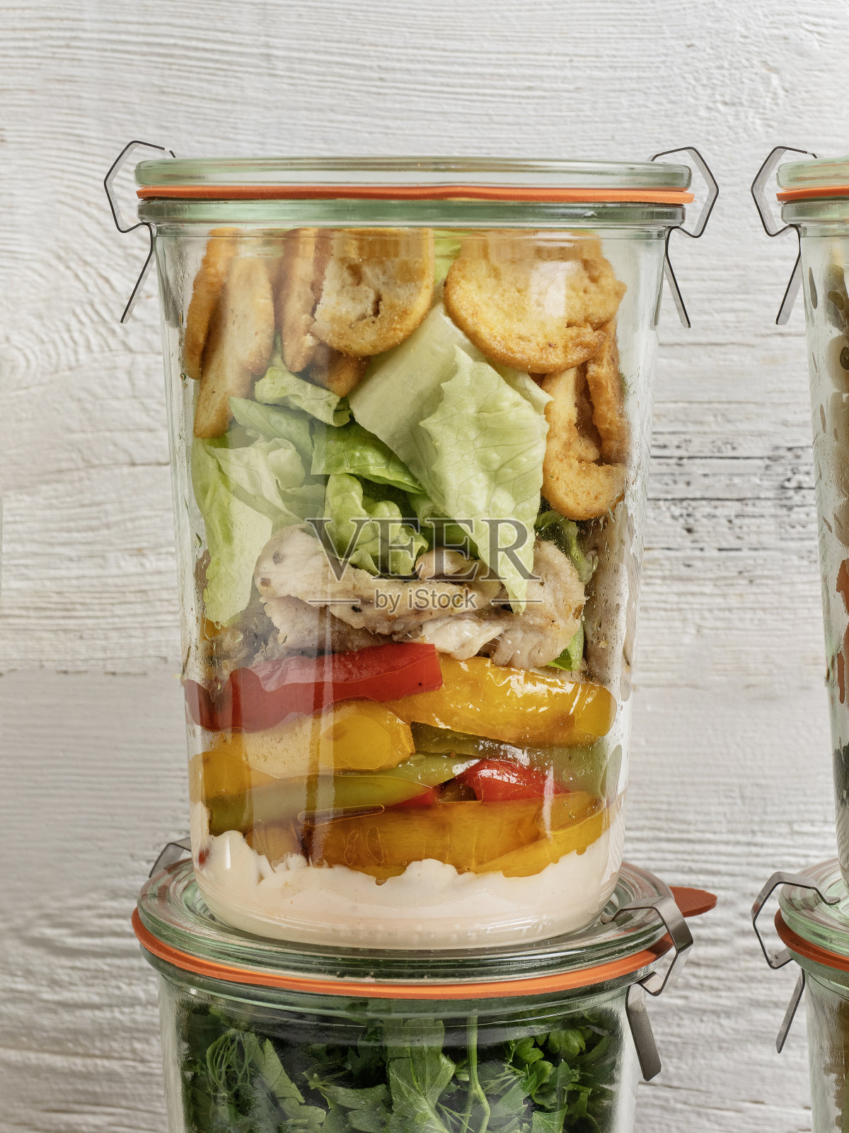 玻璃罐中有各种健康的沙拉，沙拉，玻璃罐中沙拉，鸡肉沙拉照片摄影图片