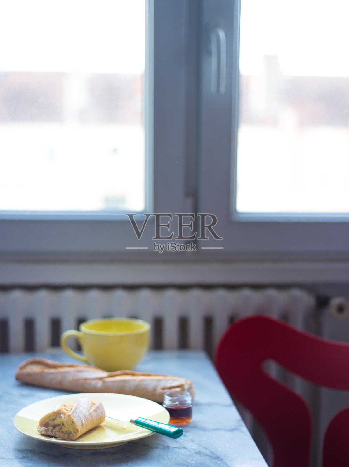 法国:新鲜的法棍面包，咖啡杯，餐桌上的蜂蜜照片摄影图片