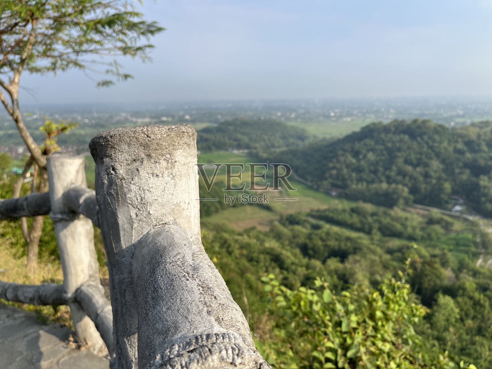 山坡上的栅栏，背景是风景照片摄影图片
