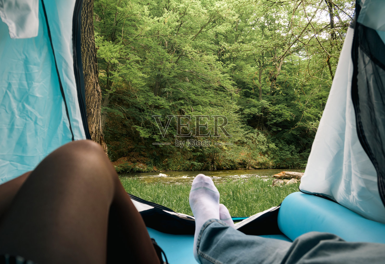 在大自然中搭帐篷。照片摄影图片