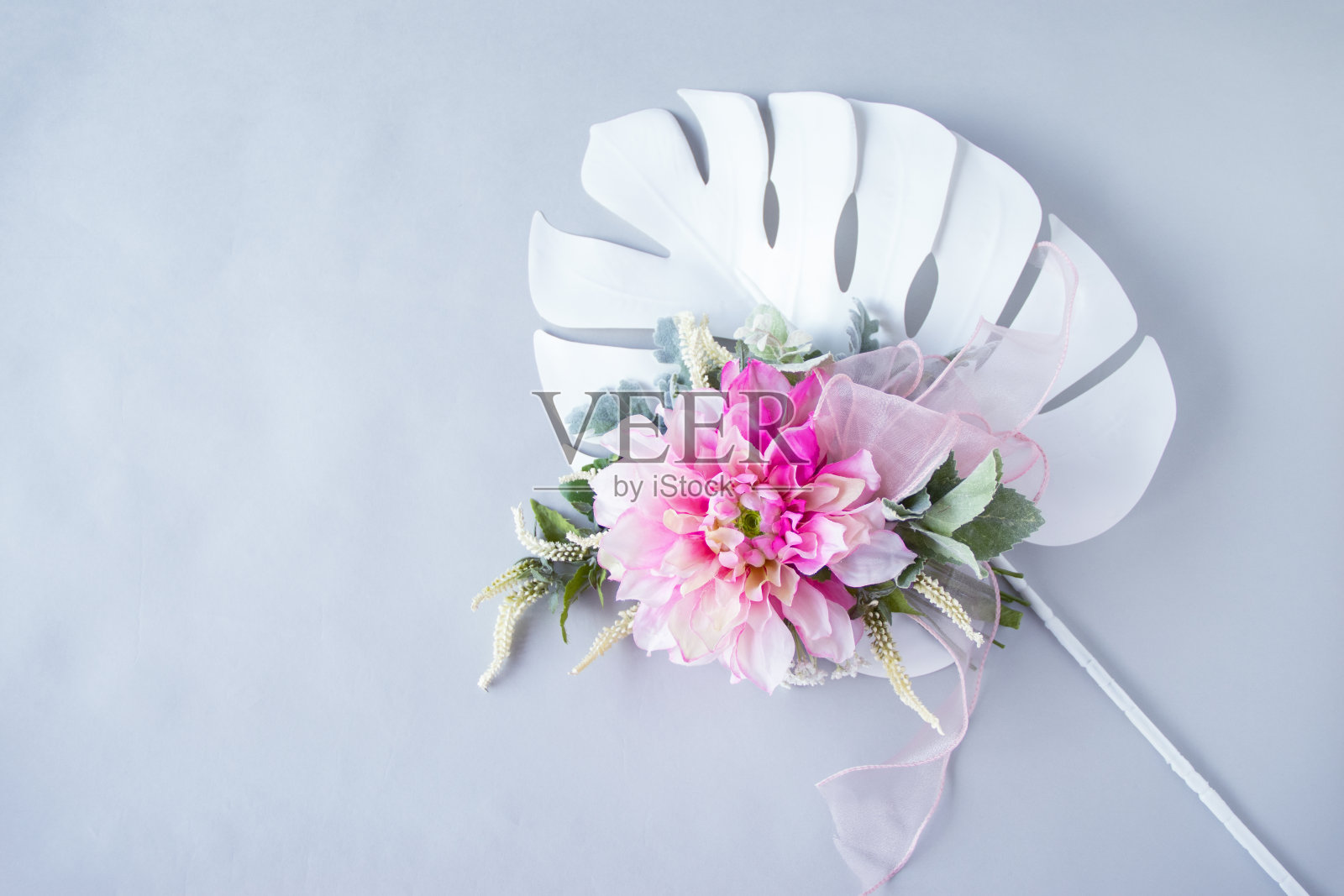 粉红色和白色艳丽的大丽花花束照片摄影图片