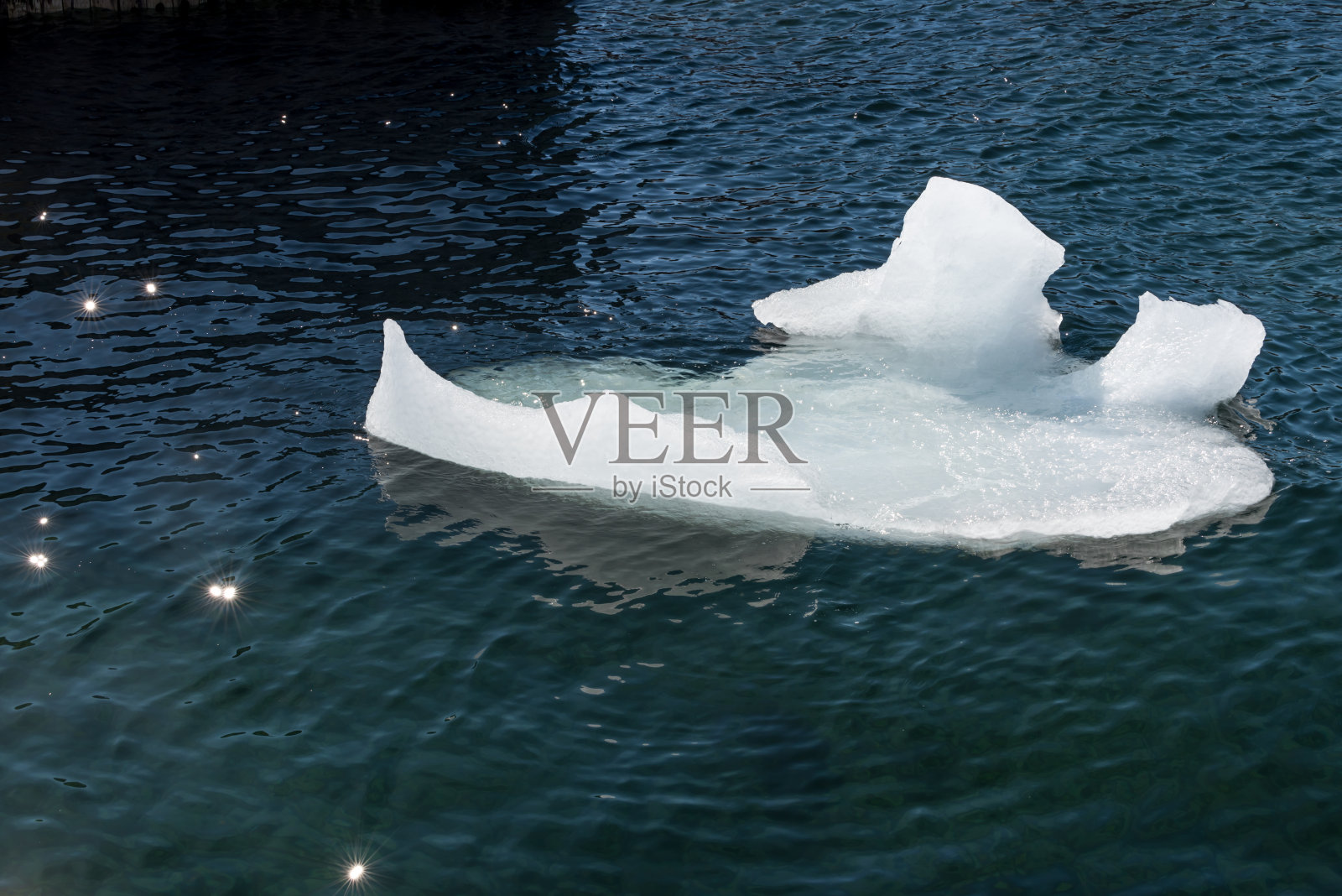 加拿大纽芬兰和拉布拉多省绿岛湾的冰山照片摄影图片