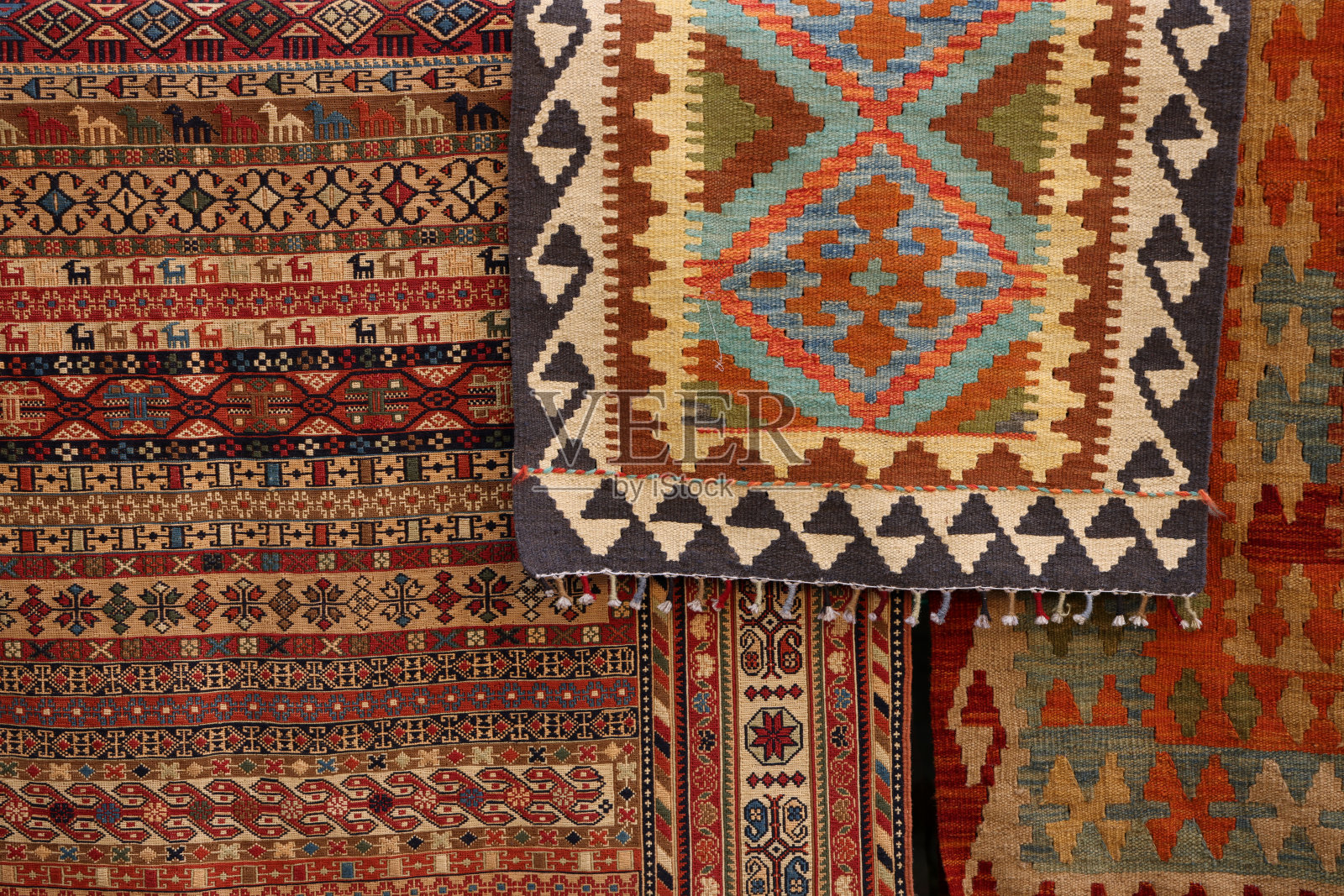 伊斯坦布尔大巴扎的土耳其地毯照片摄影图片