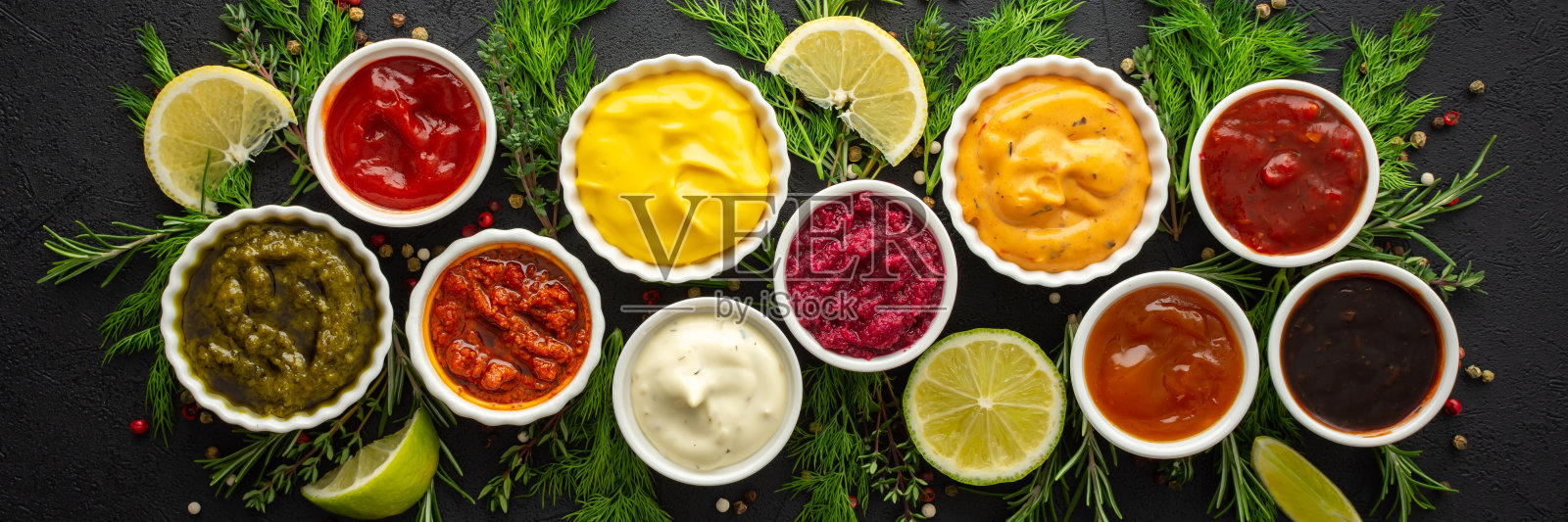 碗里的酱汁和调味料照片摄影图片