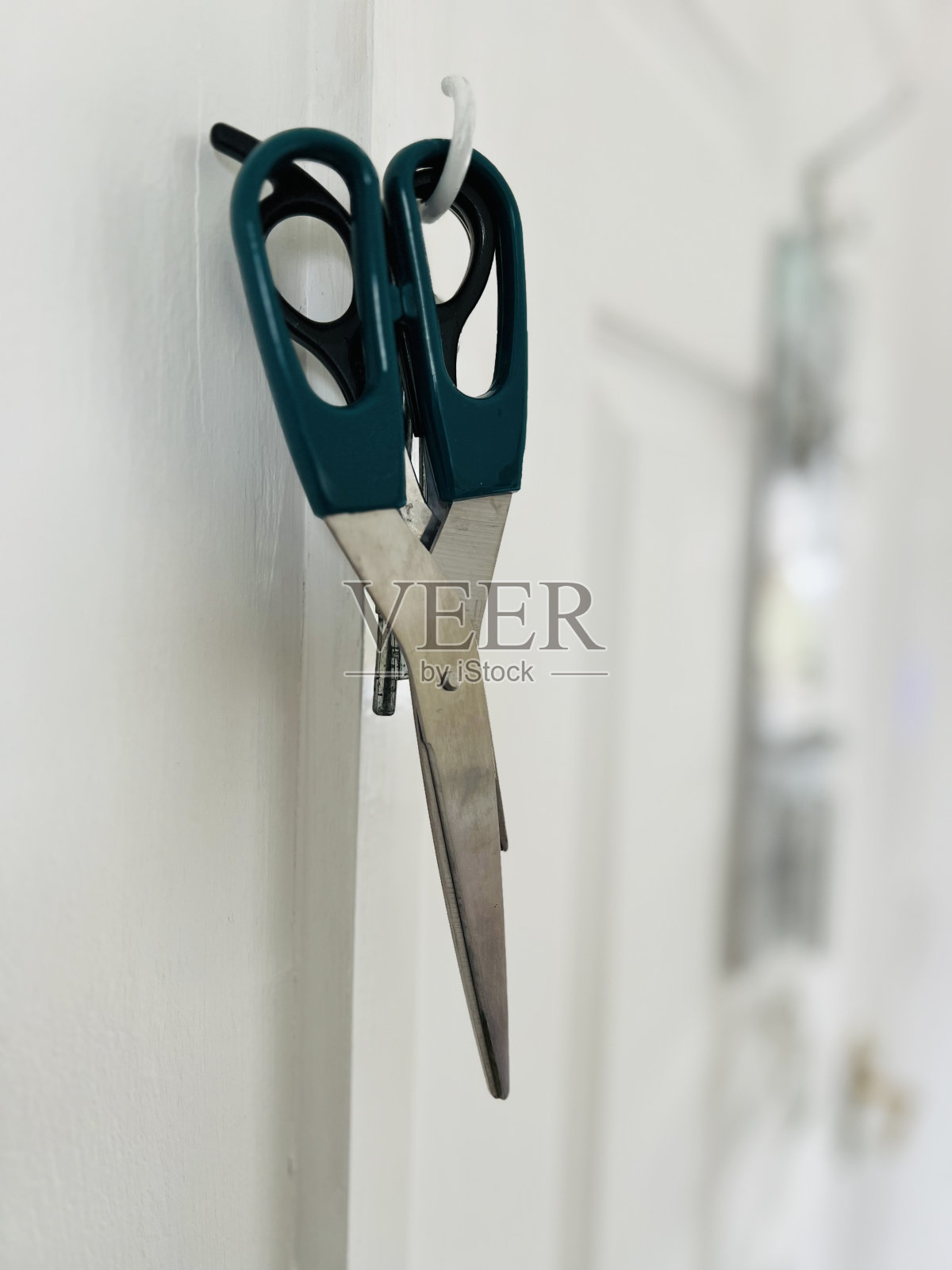 剪刀挂在钩子上照片摄影图片