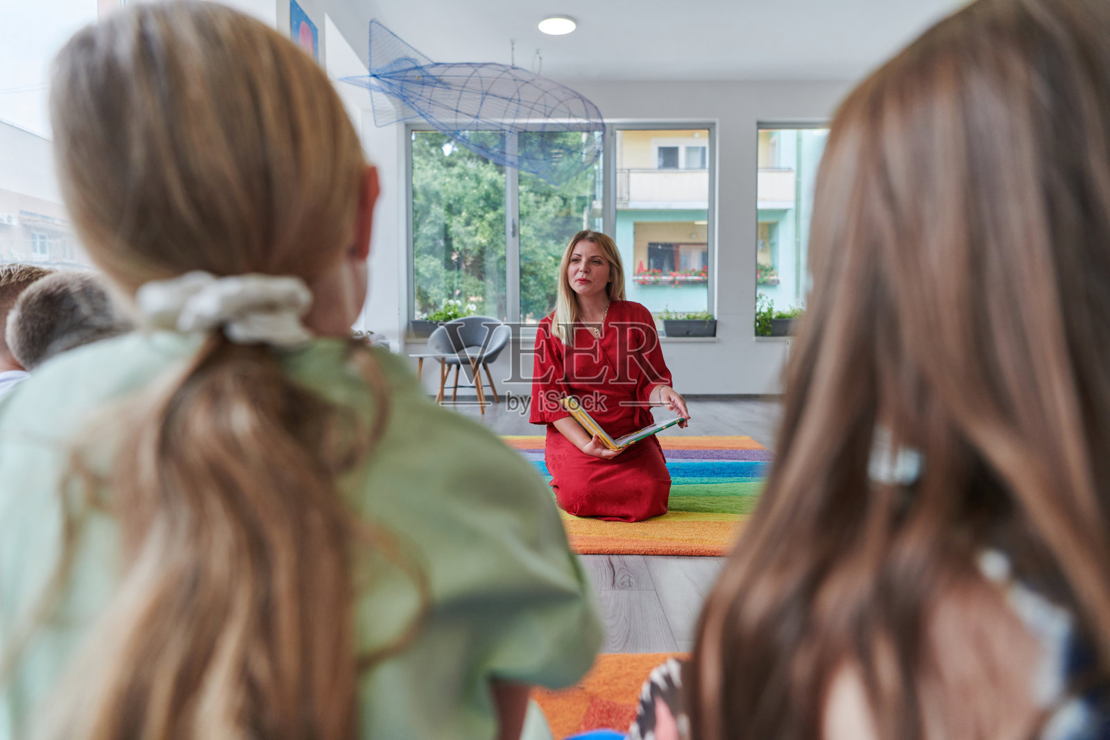 小学或幼儿园的阅读时间，老师在小学或幼儿园给孩子们读书。学前教育的概念。有选择性的重点照片摄影图片