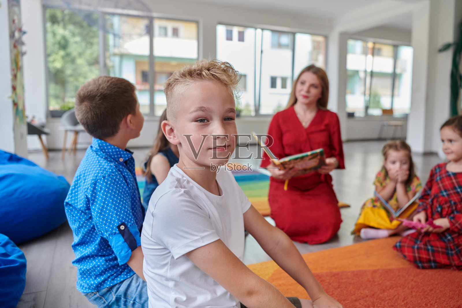 小学或幼儿园的阅读时间，老师在小学或幼儿园给孩子们读书。学前教育的概念。有选择性的重点照片摄影图片
