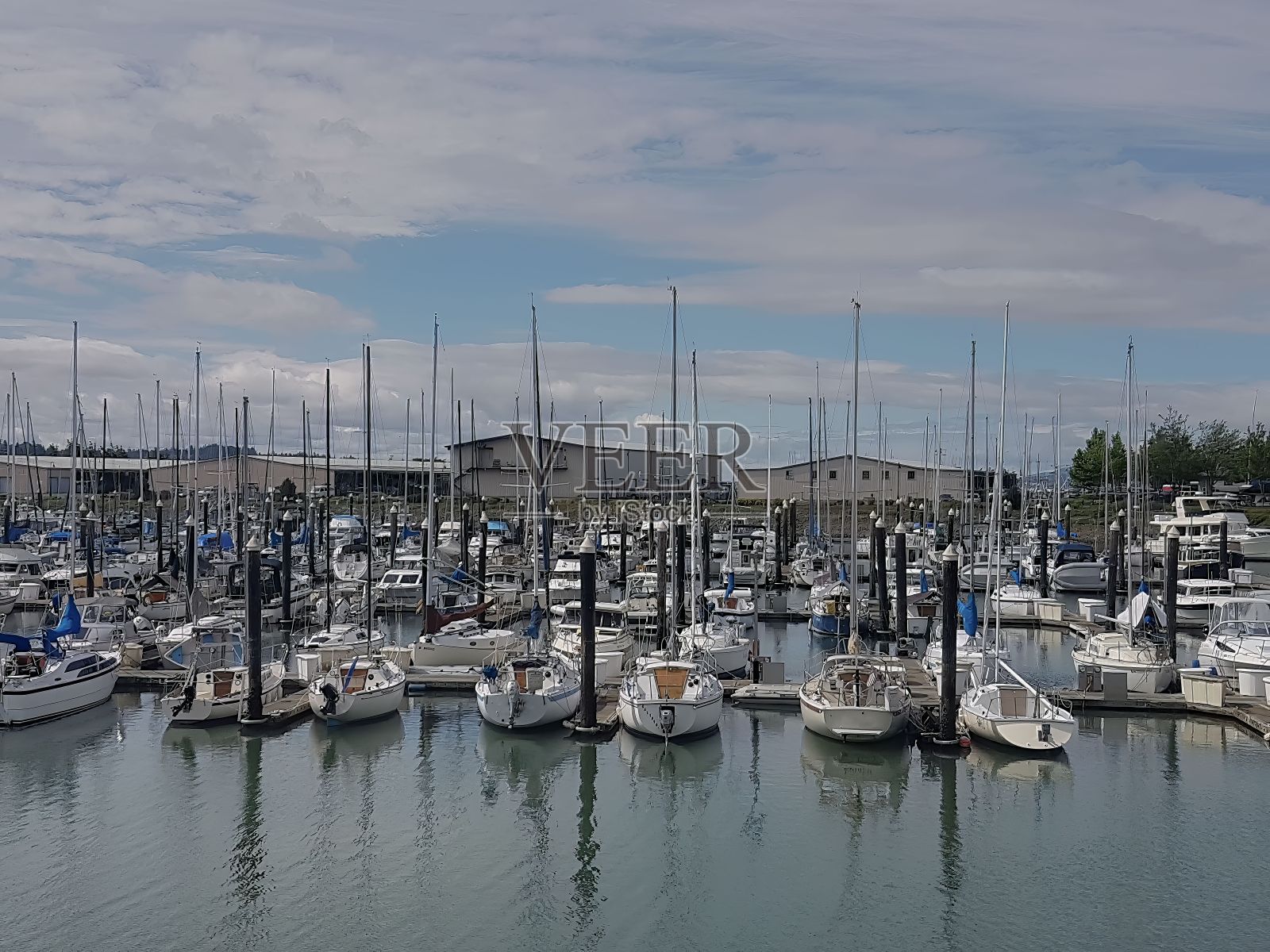 几艘船在这个港口的水里排成一行照片摄影图片