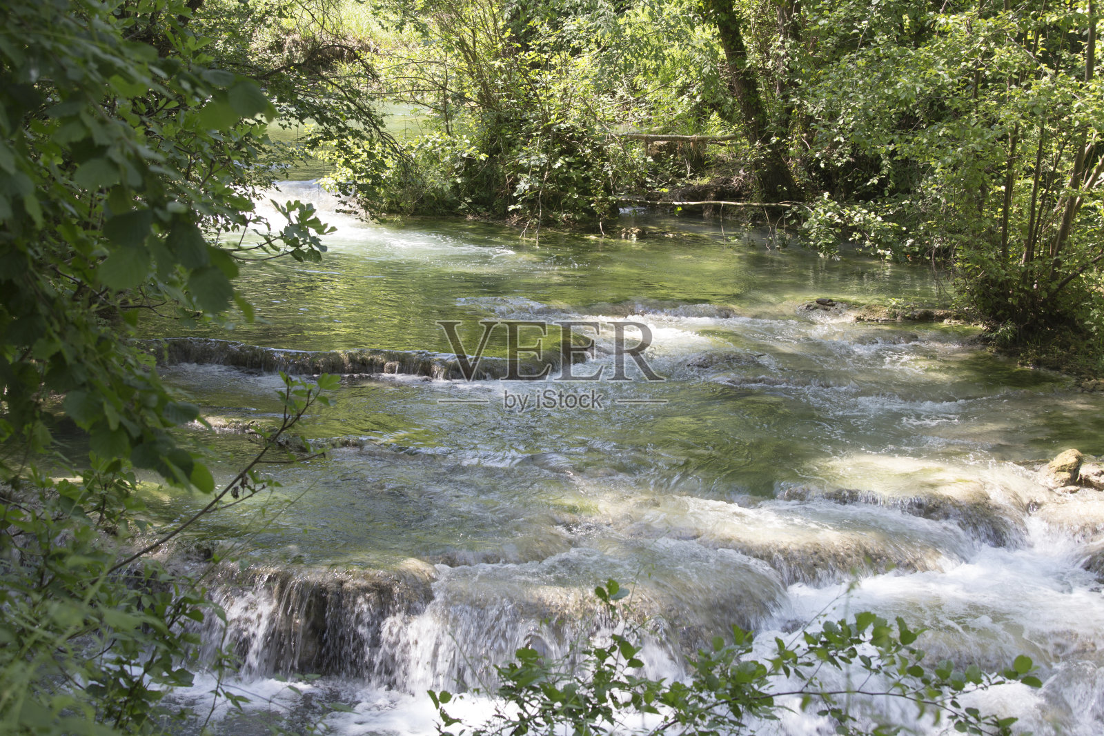 沿着艾尔莎河小径或SentierElsa的水景照片摄影图片