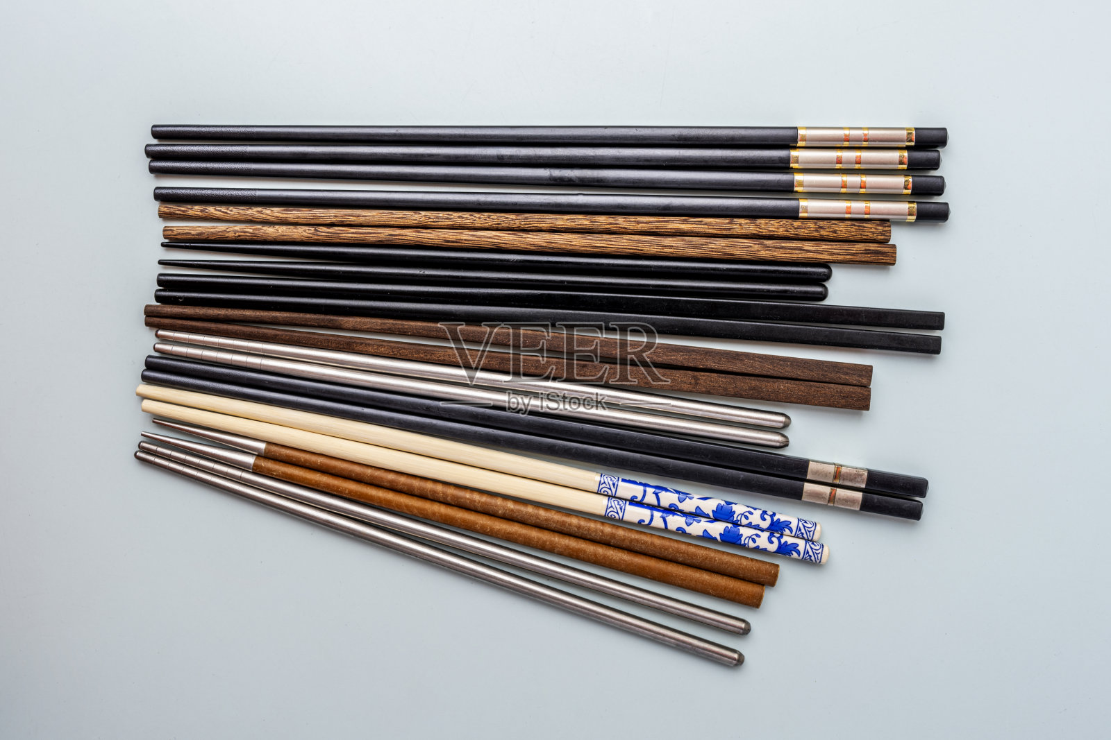 蓝色背景上各种颜色和材质的亚洲餐筷俯视图照片摄影图片