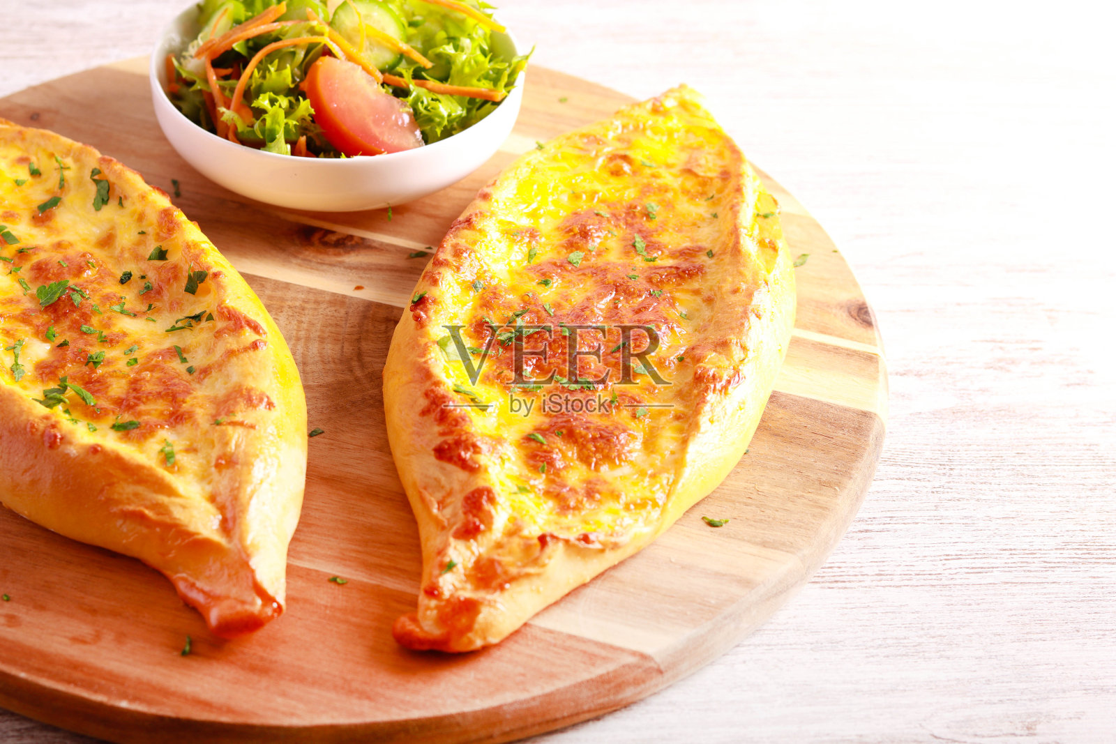 奶酪船，脆皮面包和融化的奶酪照片摄影图片