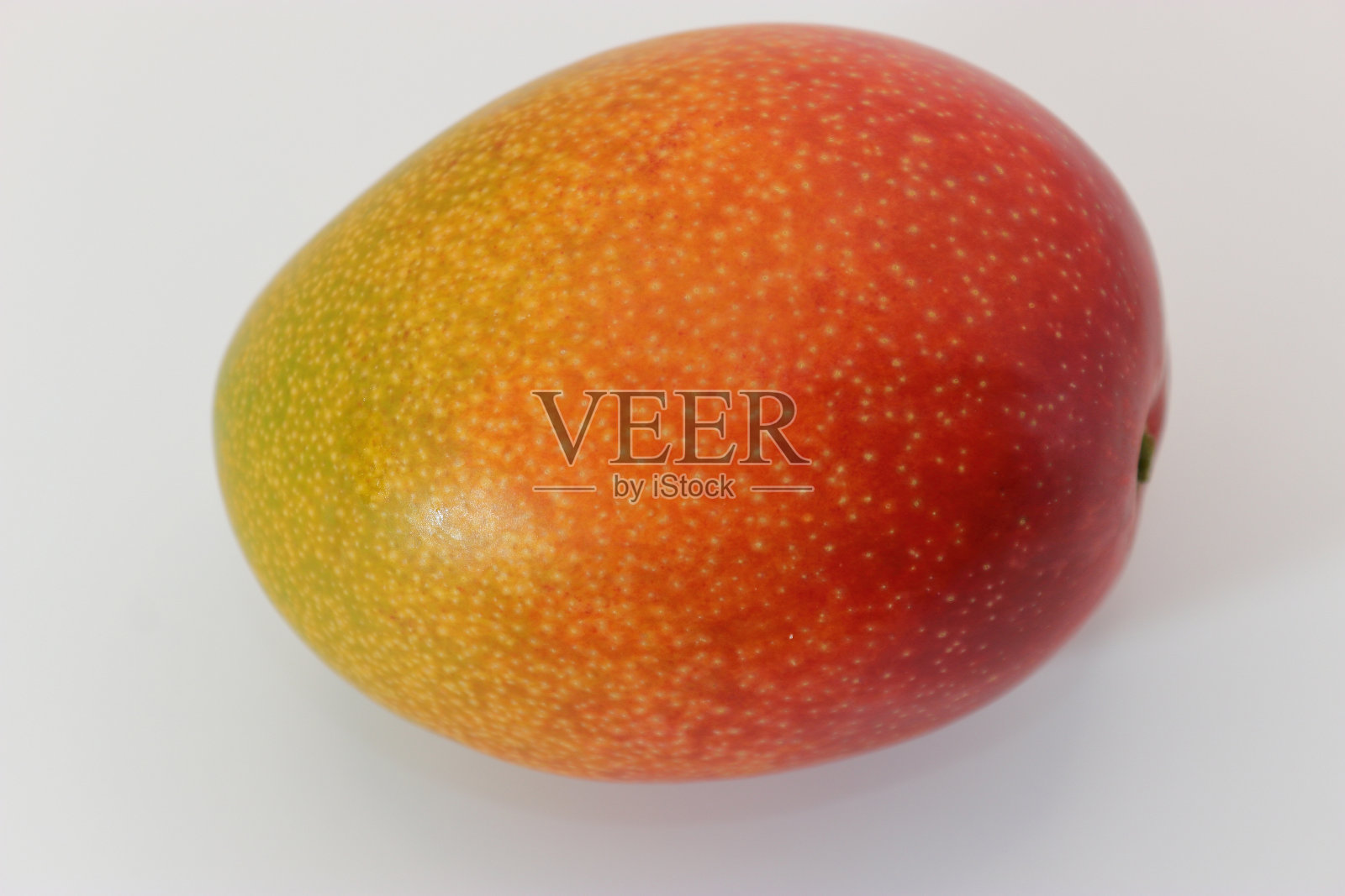 苹果芒果，热带水果之王，放在藤盘里，清爽又甜美照片摄影图片