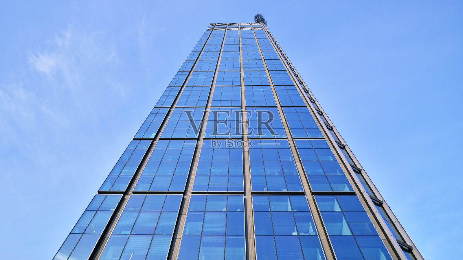 商业区内现代摩天大楼的底景，映衬着蓝天。照片摄影图片