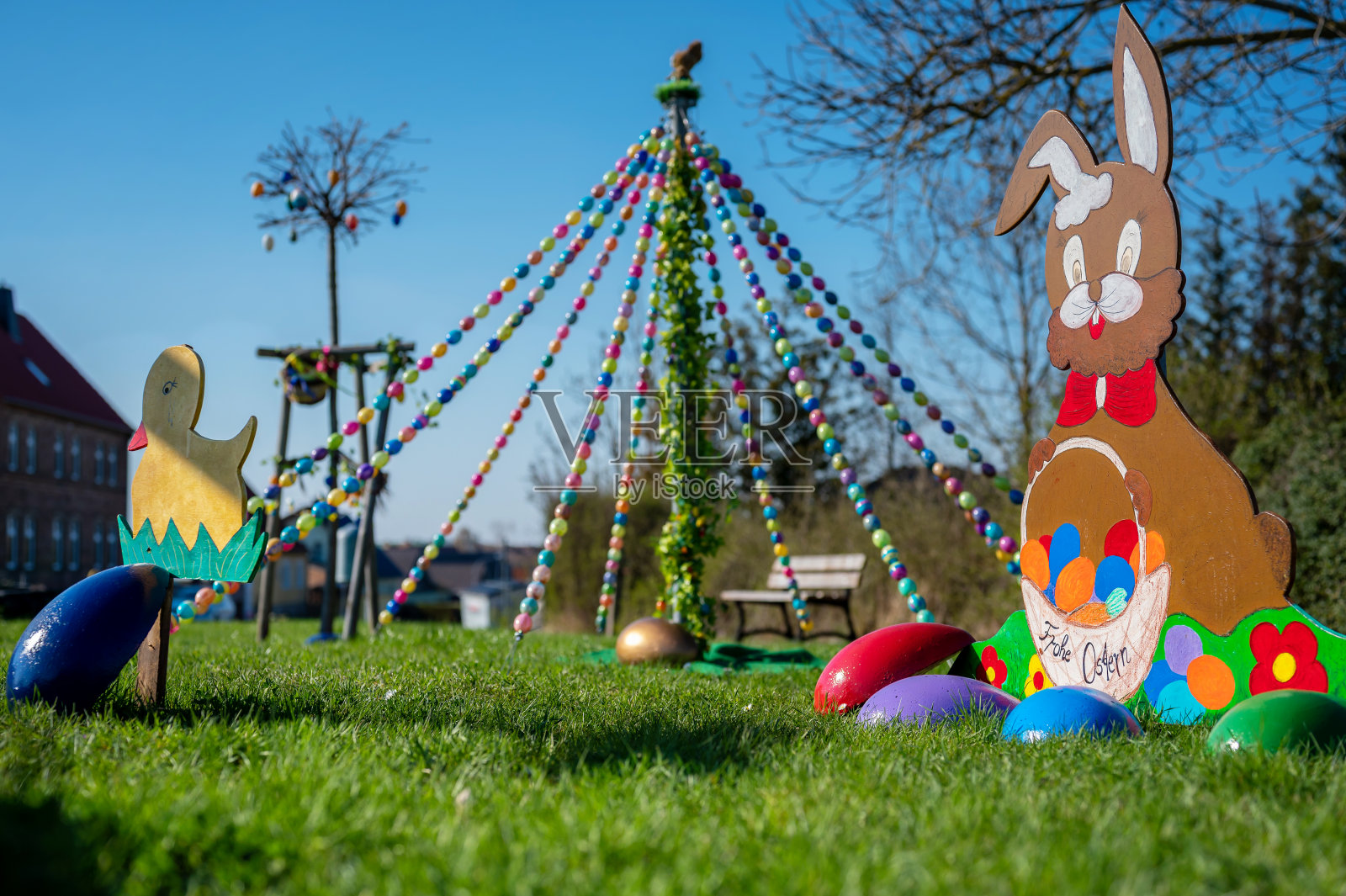 小村庄广场上的复活节装饰照片摄影图片