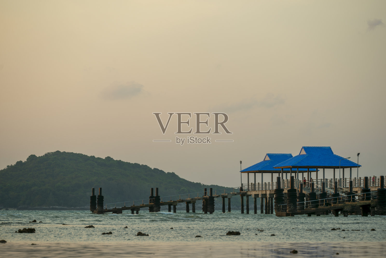 泰国普吉岛拉威海滩的码头照片摄影图片