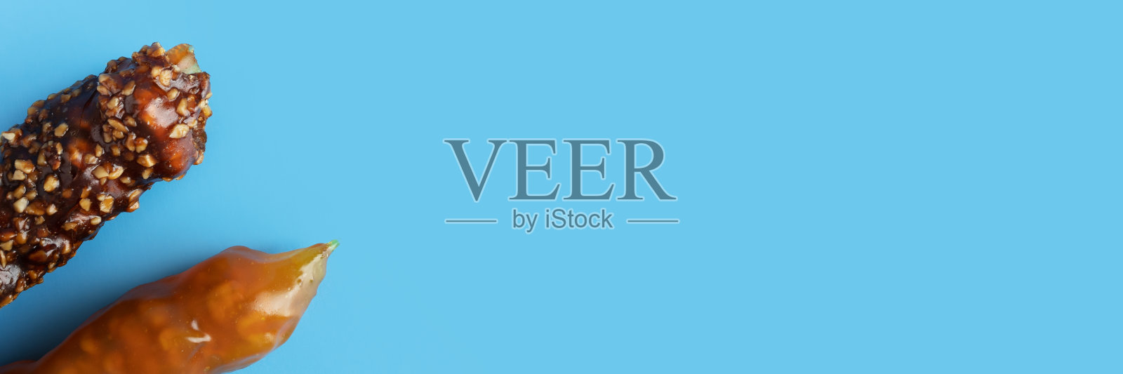 区域特色，坚果和葡萄汁制成的营养小吃，蓝色背景，复制空间，横幅照片摄影图片