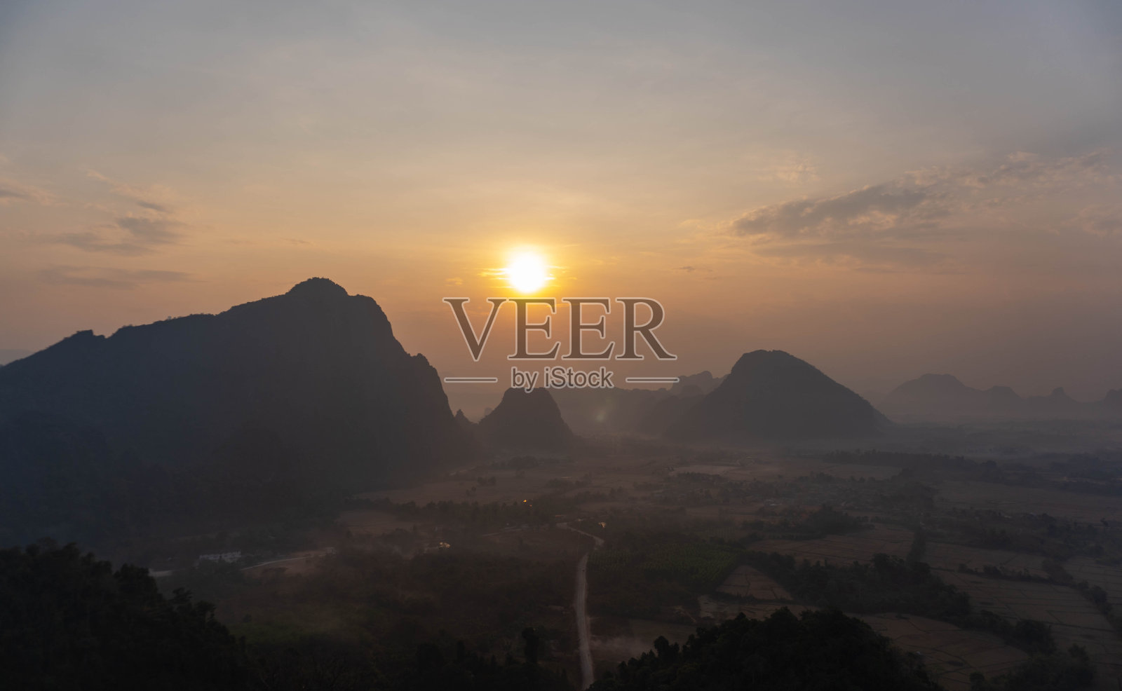 在老挝的万荣，日出时的群山，笼罩着一层神秘的雾气照片摄影图片