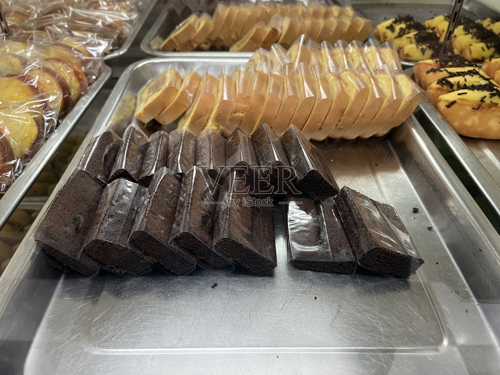 面包店橱窗里塑料包装的布朗尼蛋糕照片摄影图片