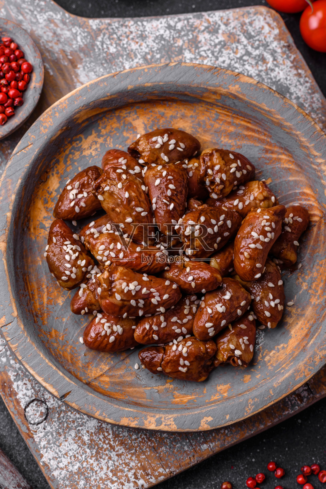 用盐和香料炒鸡心，放在盘子里照片摄影图片