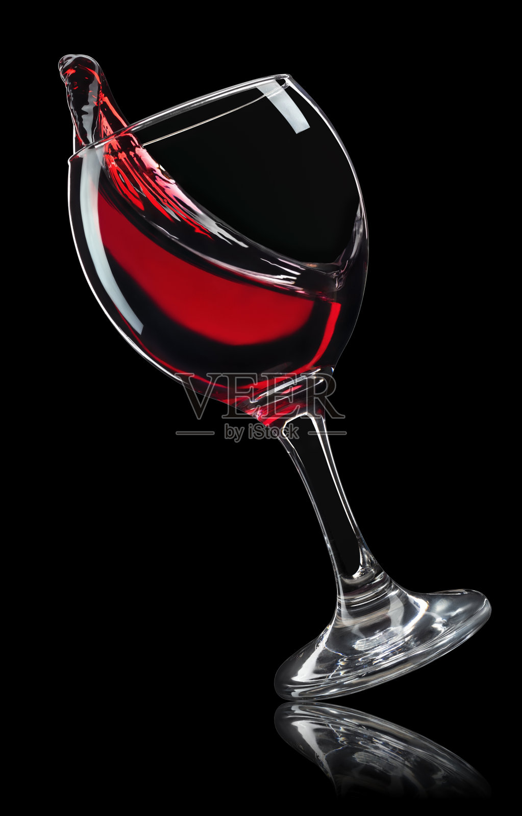 一杯有飞溅的红酒与黑色隔离照片摄影图片