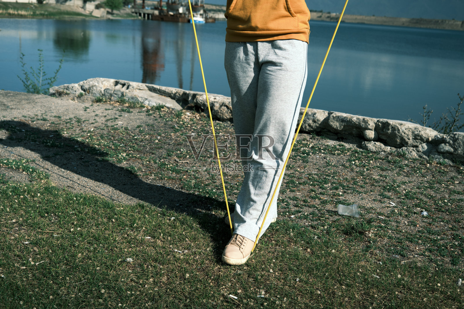 开朗的成熟女人在泻湖边露营后正在锻炼照片摄影图片