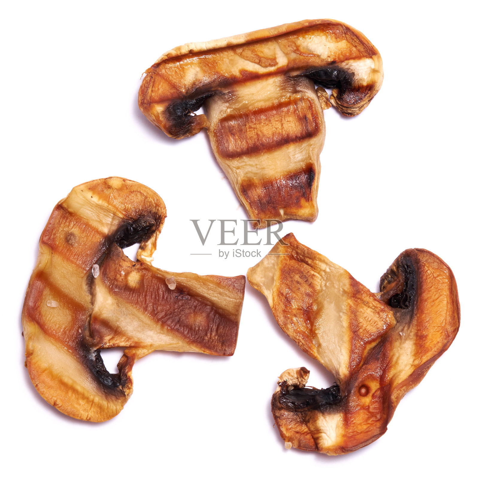 烤香菇片与条纹从烤架隔离在白色背景照片摄影图片