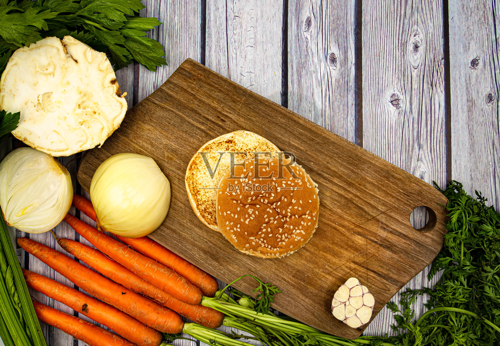 木板上的汉堡顶视图木桌。照片摄影图片