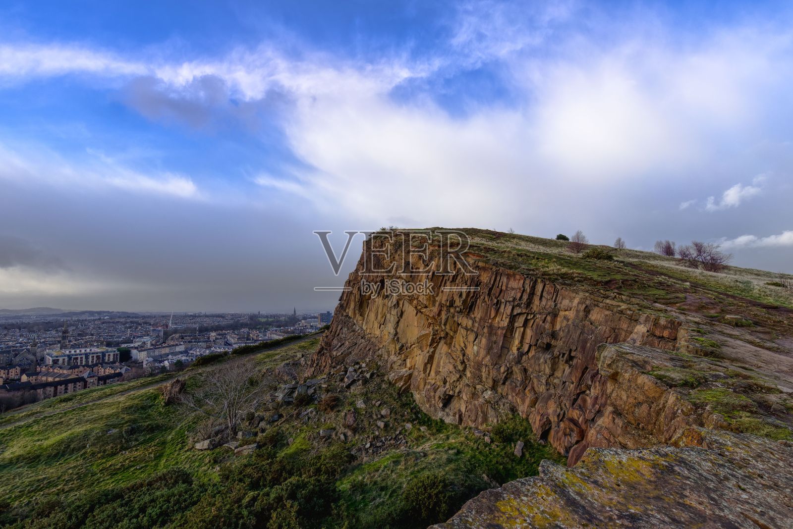 一个人在阴天从山上俯瞰城市照片摄影图片